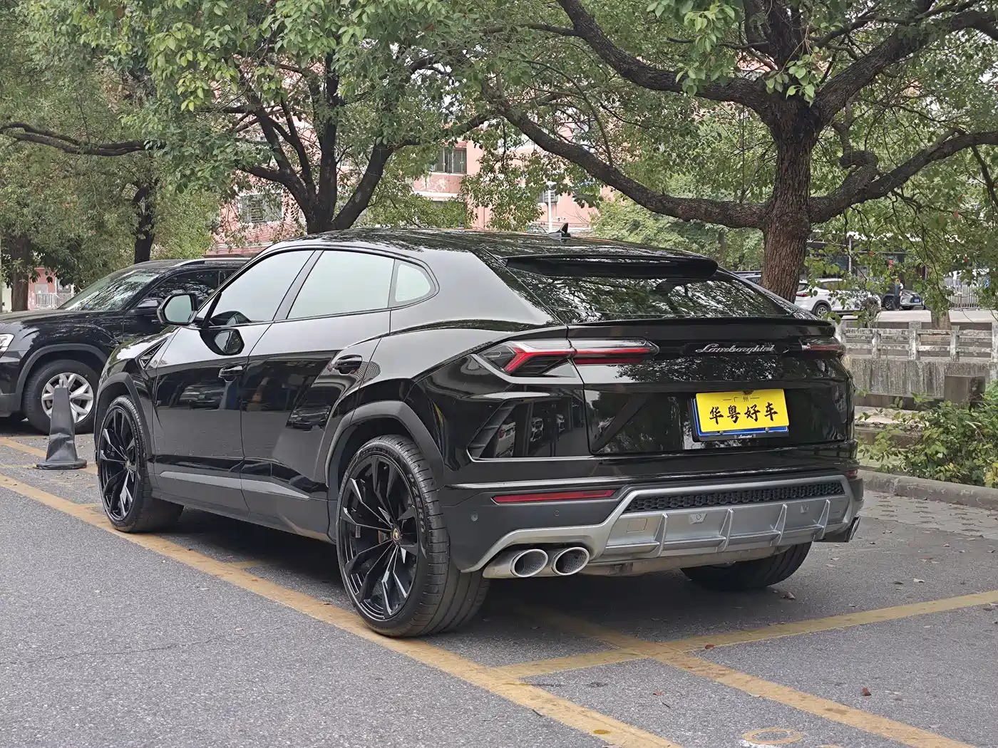 LAMBORGHINI URUS