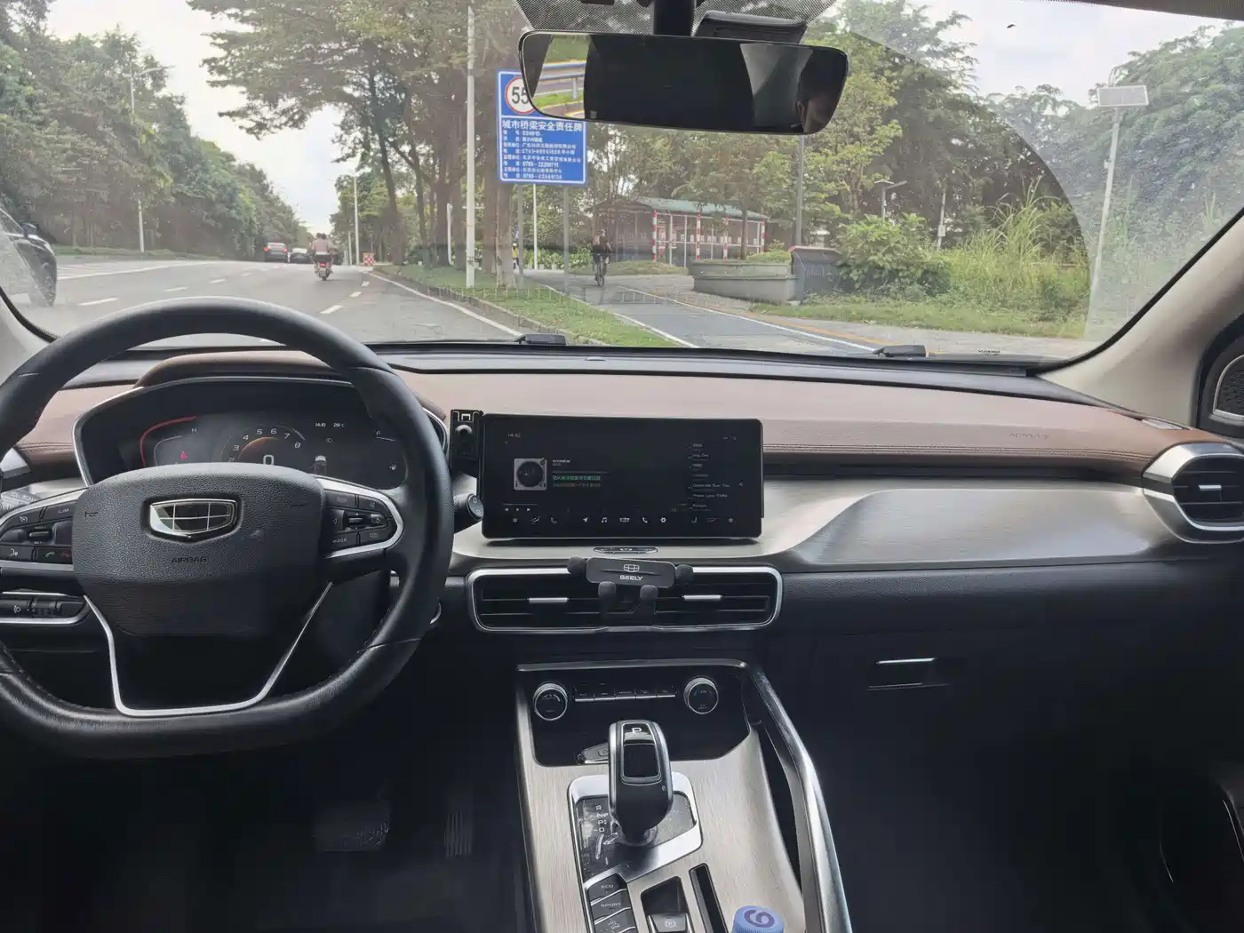 Фото 8 - Geely Coolray