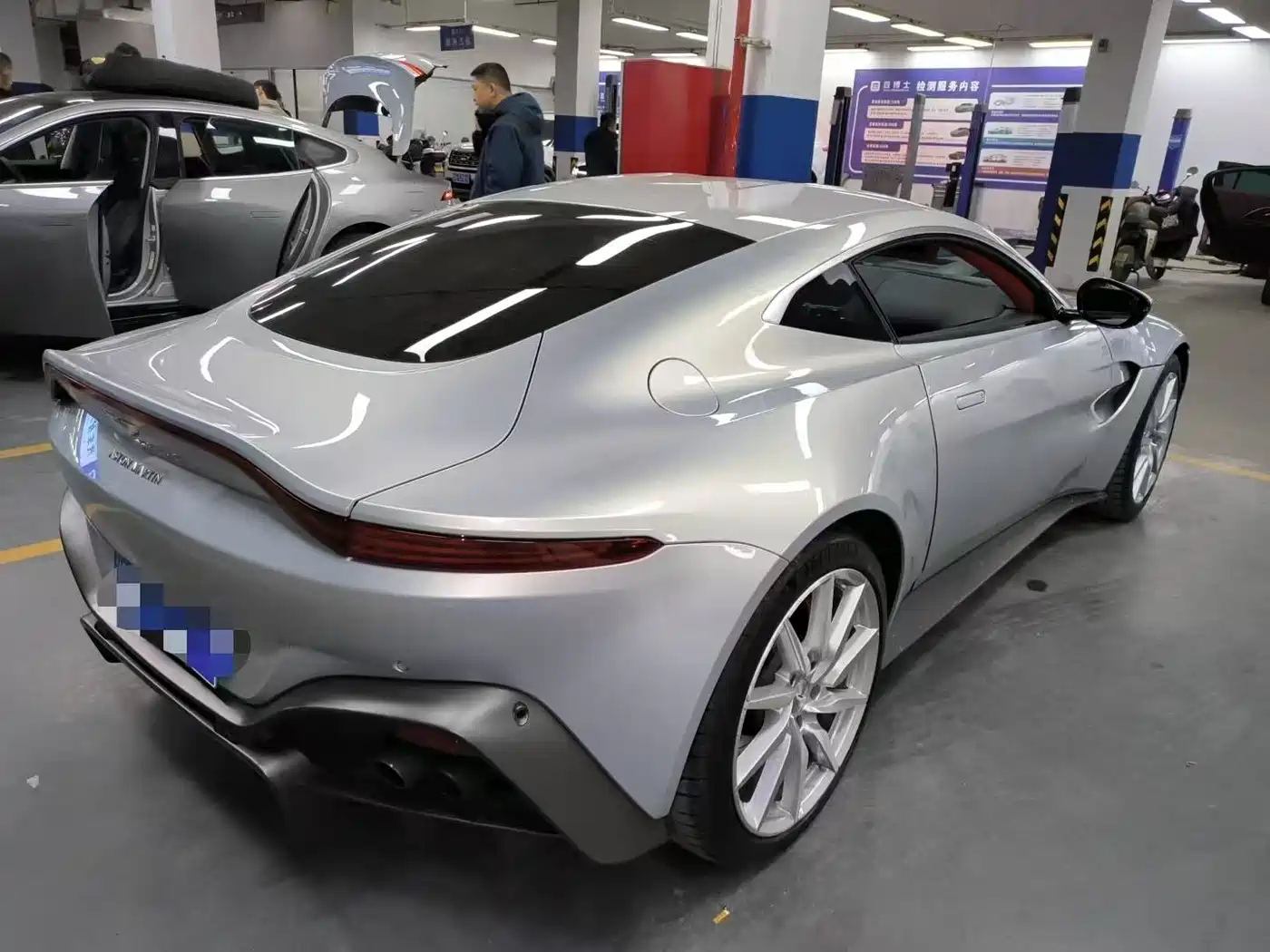 Aston Martin V8 Vantage 2018 4.0T V8 Coupe фото 2