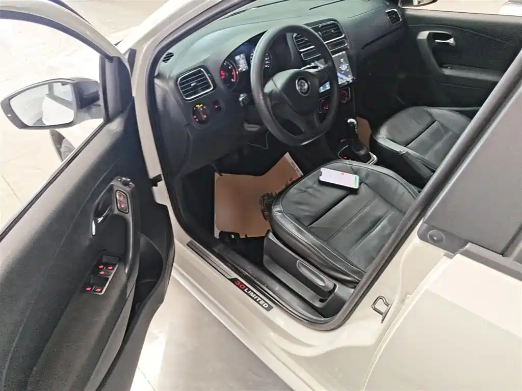 Volkswagen Polo 2014 1.6L Automatic Comfort Edition фото 16