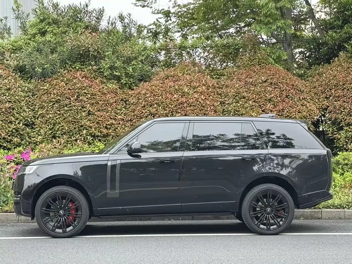 Land Rover Range Rover 2024 3.0 L6 400PS Golden Age Extended 7-Seater фото 5