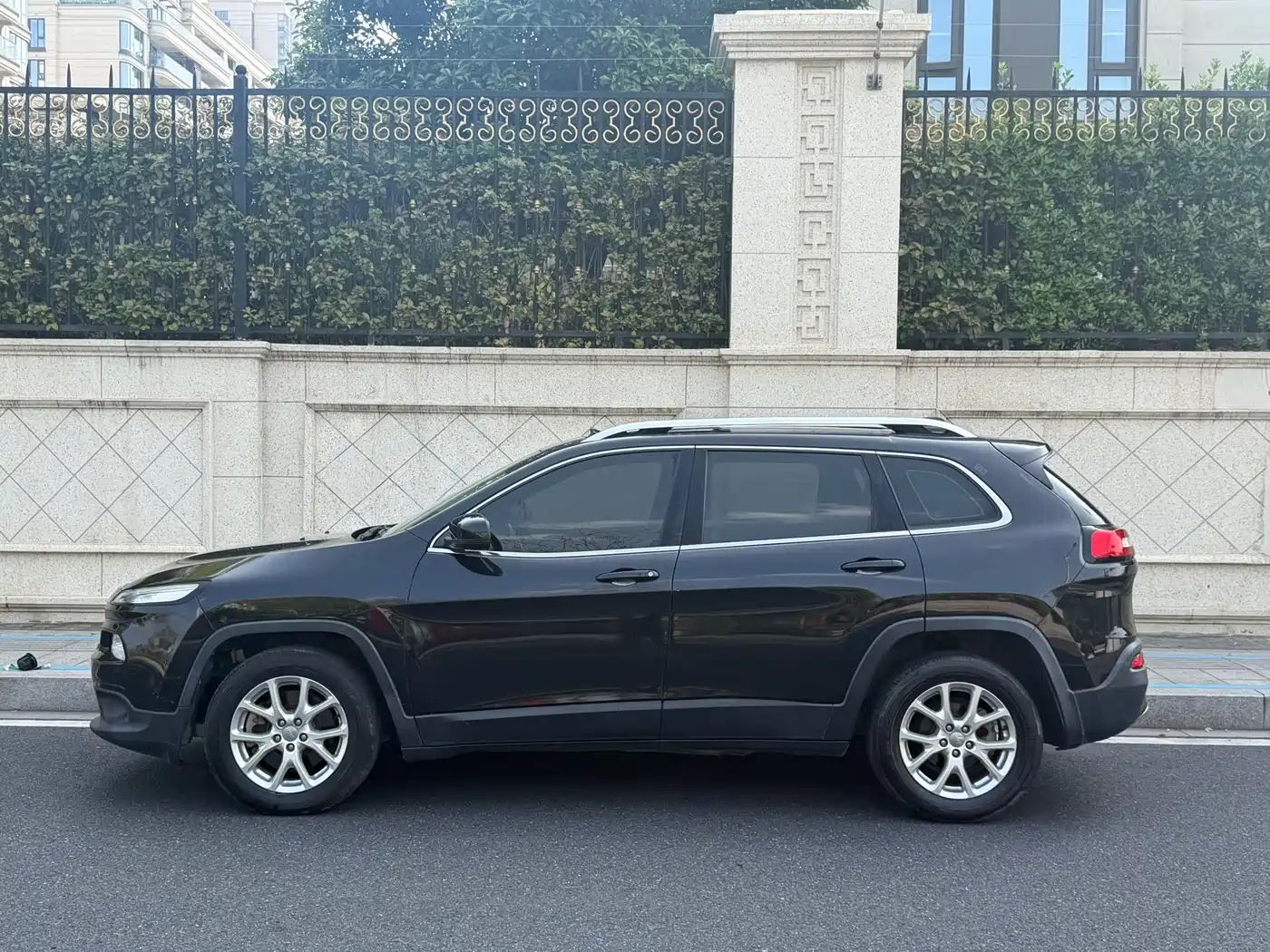 Photo 3 - Jeep Cherokee