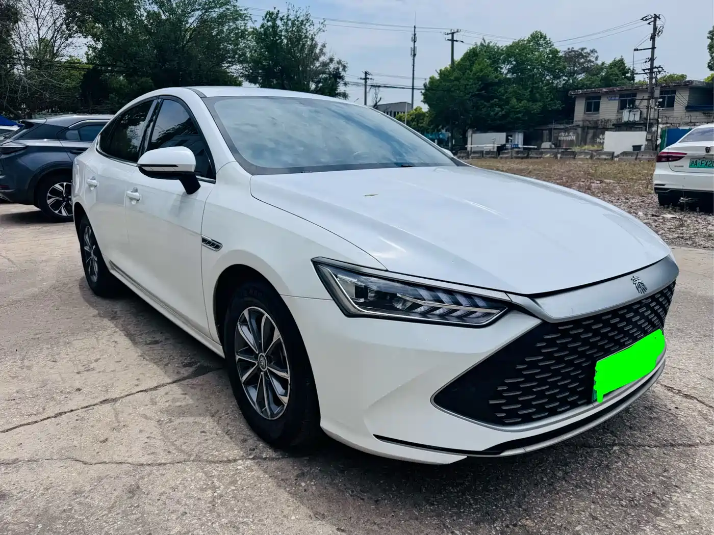 BYD Qin PLUS 2024 Glory Edition DM-i 55KM Leading фото 3
