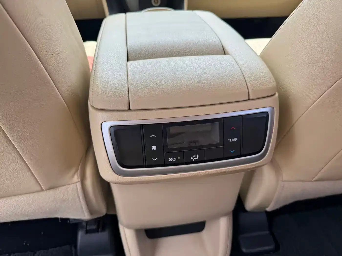 Toyota Highlander 2015 2.0T AWD Elite Edition 7-seater фото 9