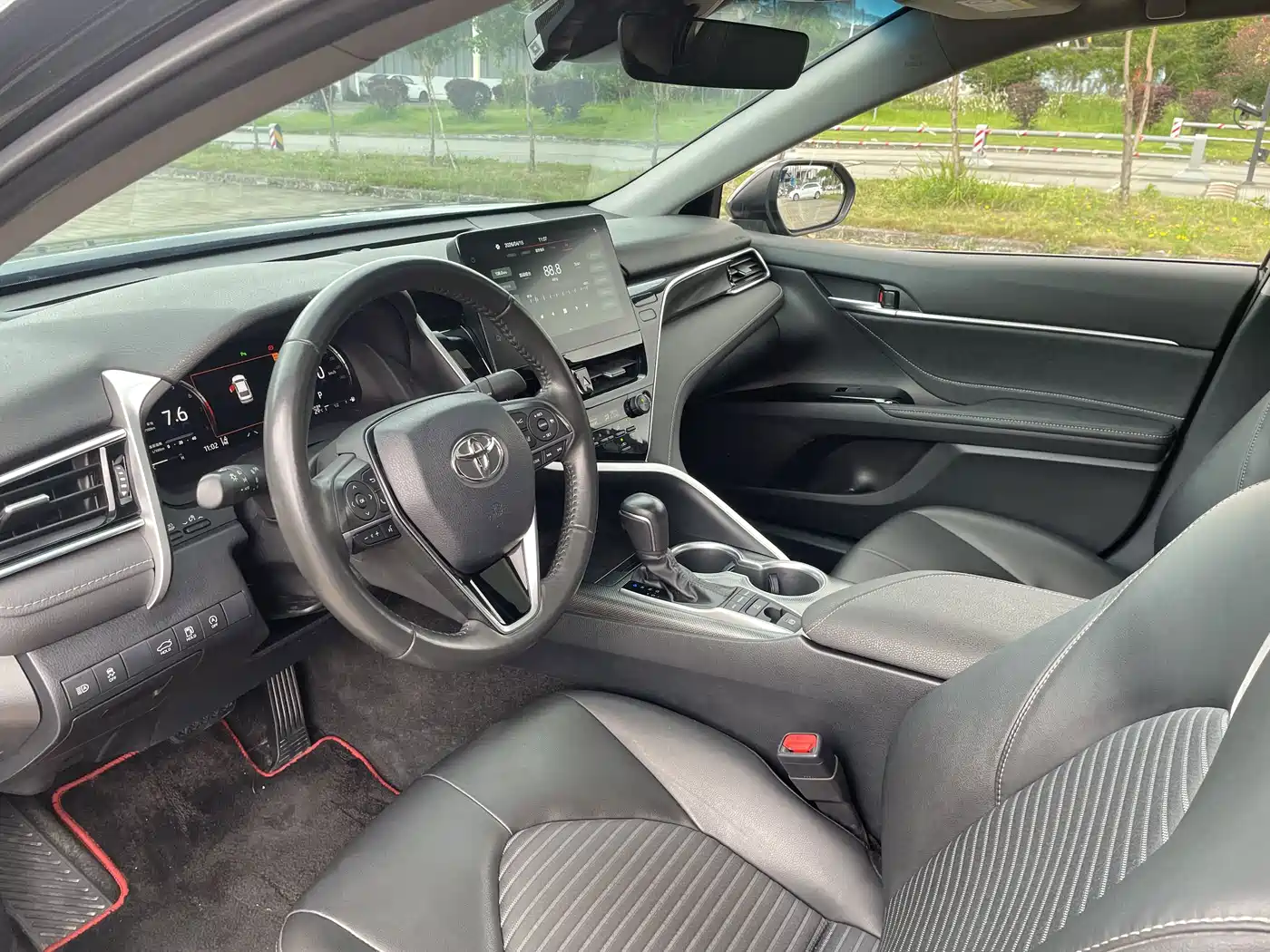 Photo 9 - Toyota Camry