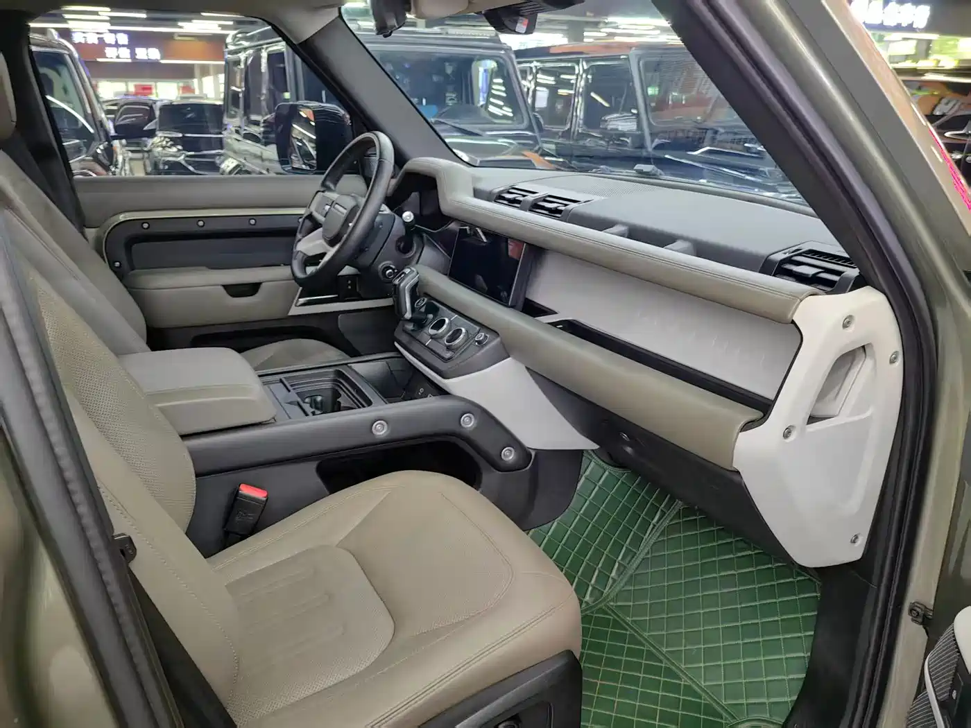 Land Rover Defender 2021 110 P400 Dark Special Edition фото 4
