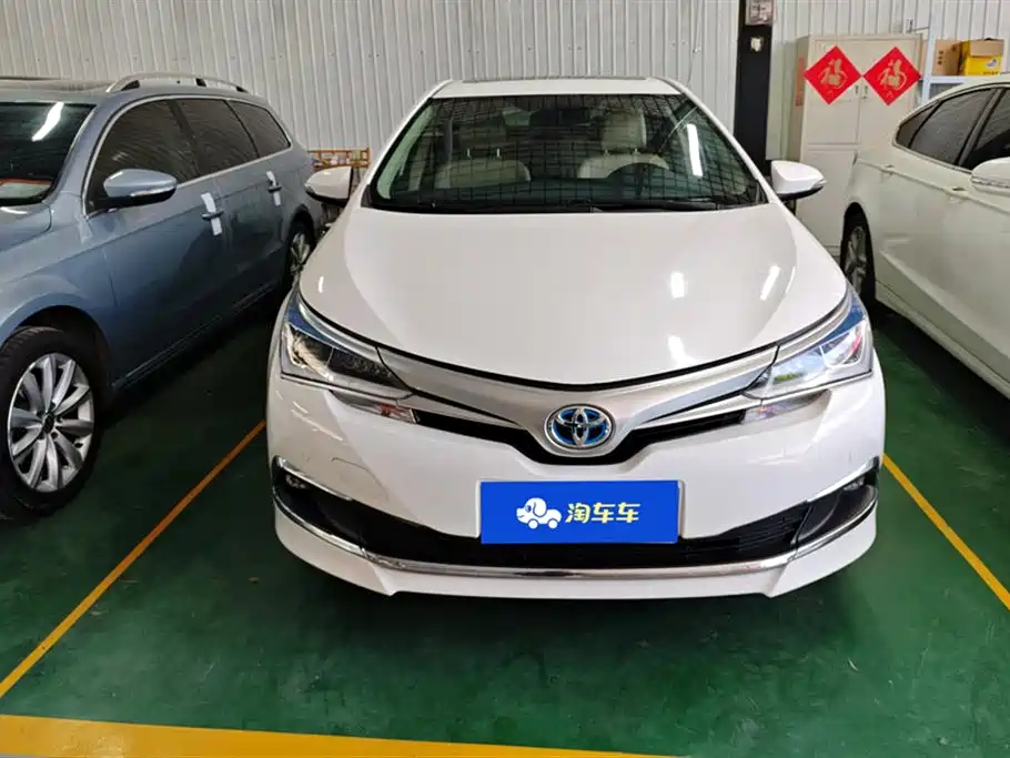 Toyota Corolla 2016 Dual Hybrid 1.8L E-CVT Elite Edition фото 2
