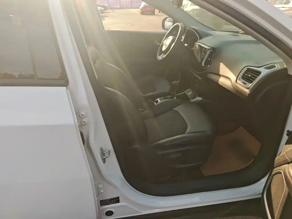 Photo 25 - Jeep Compass
