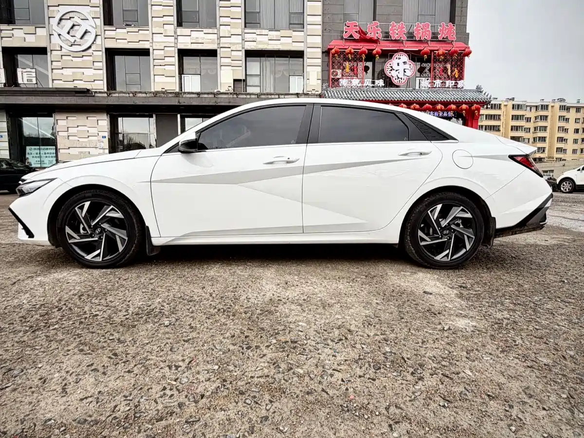 Hyundai Elantra 2023 Model 1.5L CVT LUX Premium Edition фото 8
