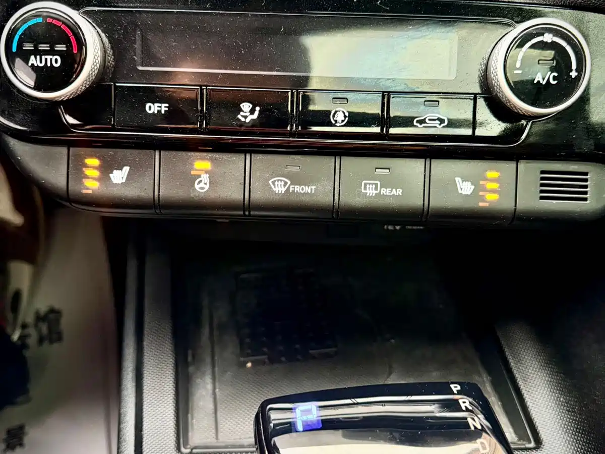 Hyundai Elantra 2023 Model 1.5L CVT LUX Premium Edition фото 21