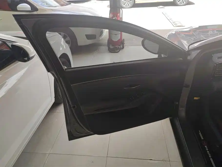 BYD Qin L 2024 DM-i 80KM Leading Edition фото 7