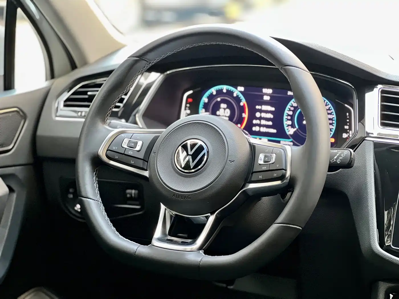 Volkswagen Tiguan L 2021 330TSI Automatic 2WD R-Line Premium фото 10