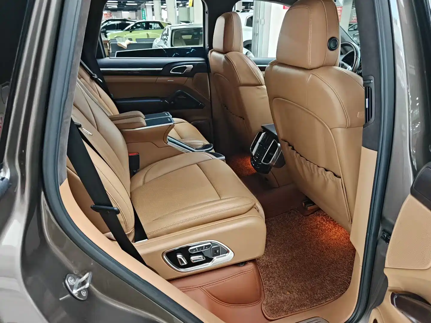 Photo 7 - Porsche Cayenne