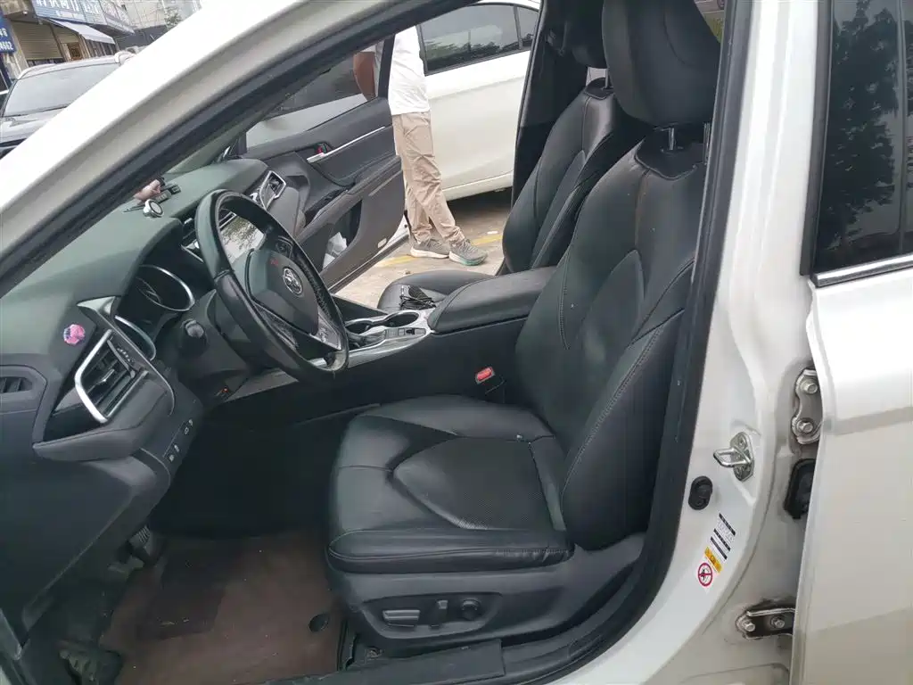 Toyota Camry 2018 Hybrid 2.5HG Luxury Edition фото 8