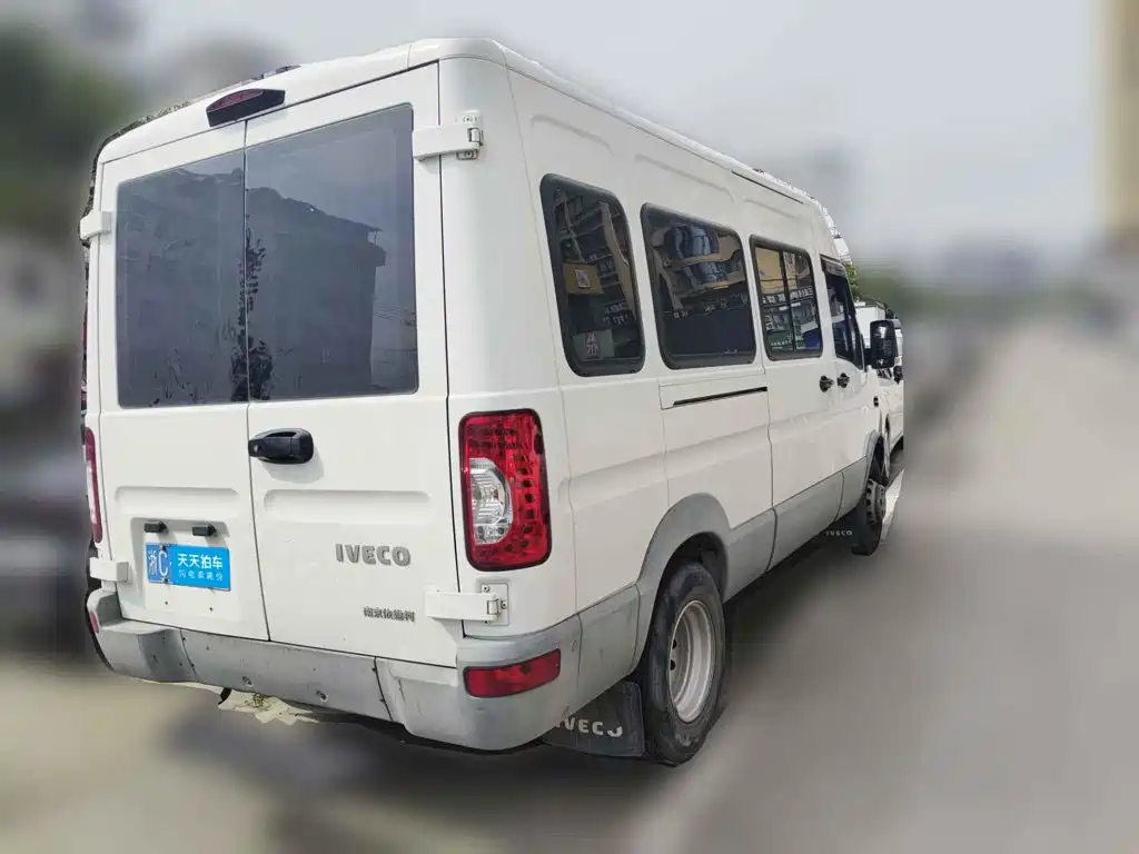 Iveco Bodhi 2019 2017 Model 2.5T Premium A37 Passenger Van Medium Roof 6-7 seater 47Z5