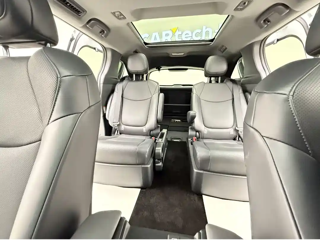 Toyota Granvia 2024 2.5L Hybrid Premium PLUS 4WD Edition фото 31