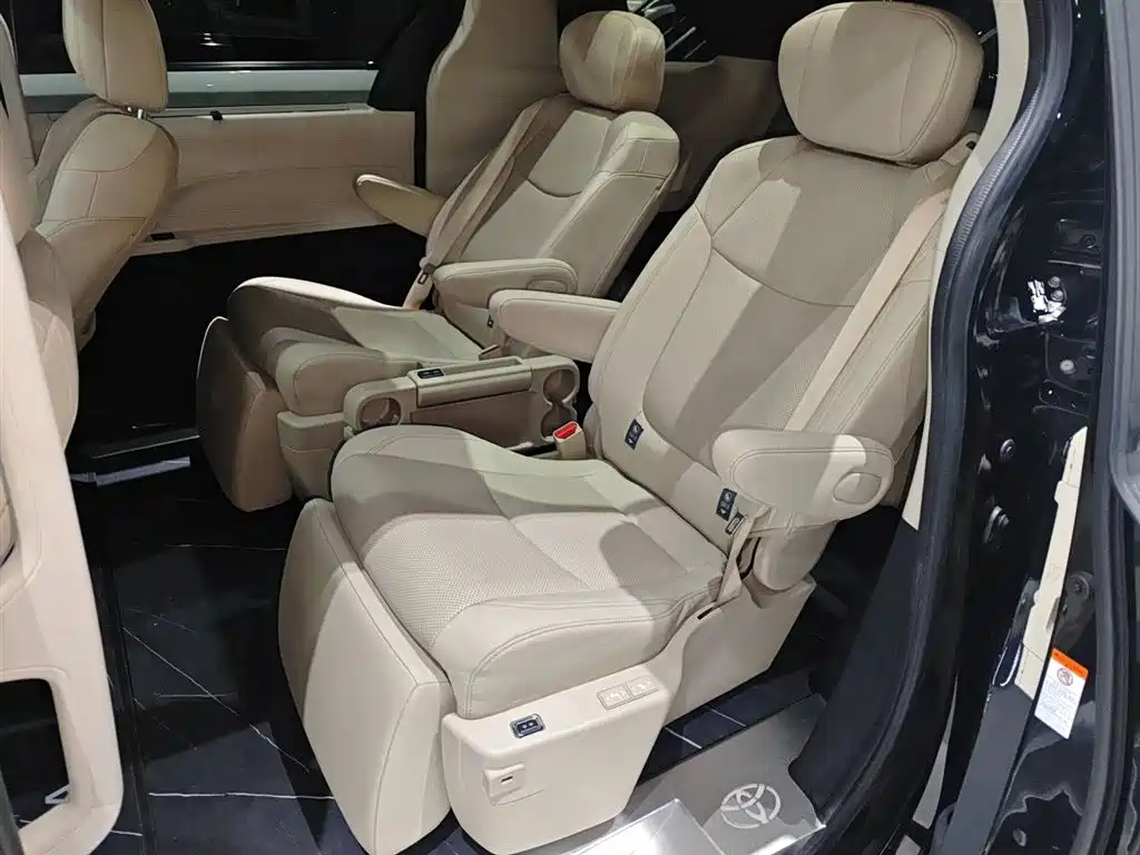 Toyota Granvia 2023 2.5L Hybrid VIP Edition фото 17