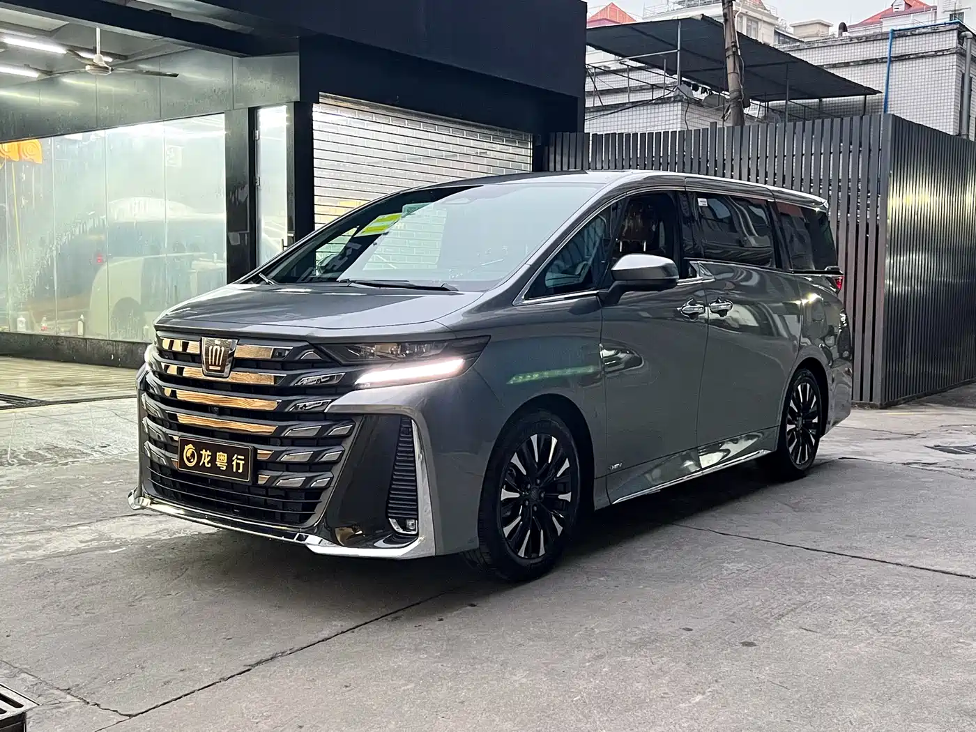 Toyota Vellfire 2024 Crown Hybrid 2.5L Executive Premium Edition фото 2