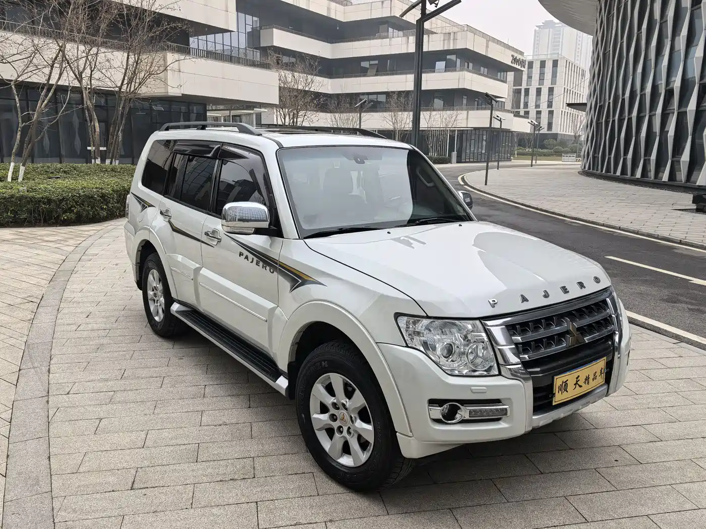 Mitsubishi Pajero (Import) 2016 3.0L Automatic Luxury (China V) фото 3