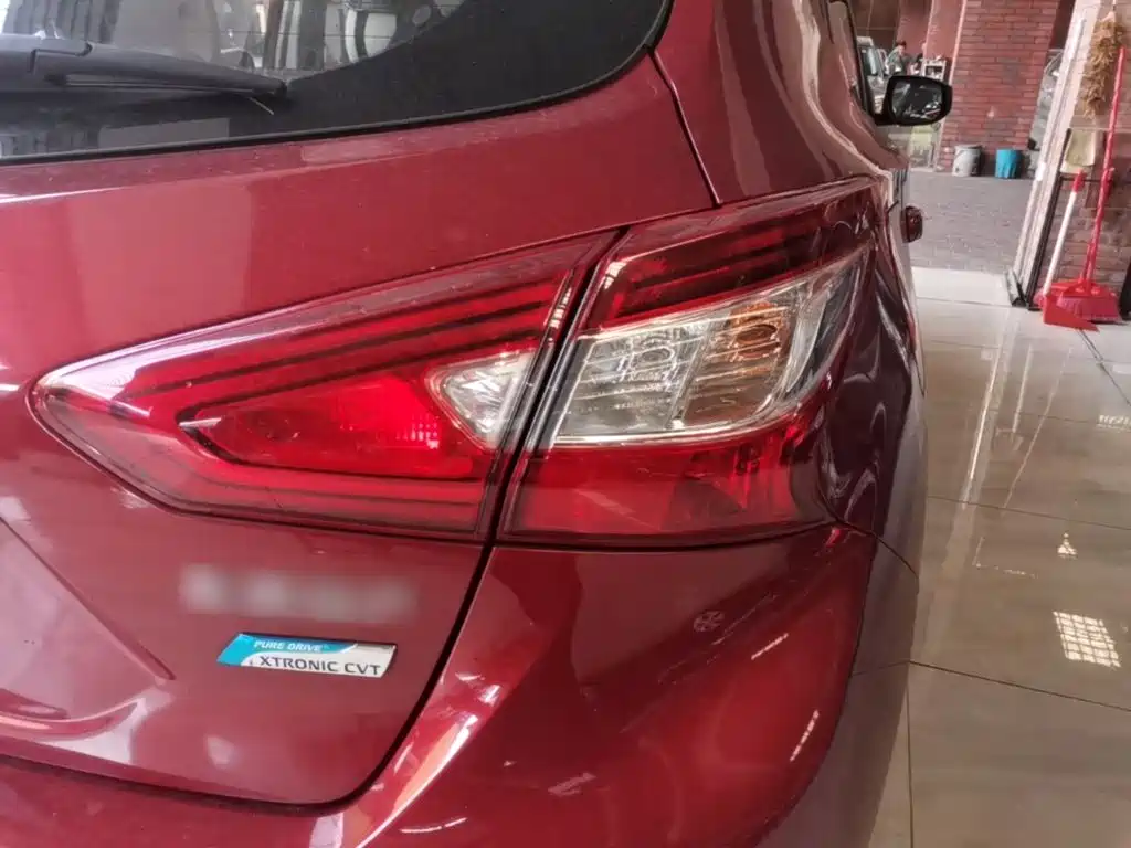 صورة 8 - Nissan Tiida