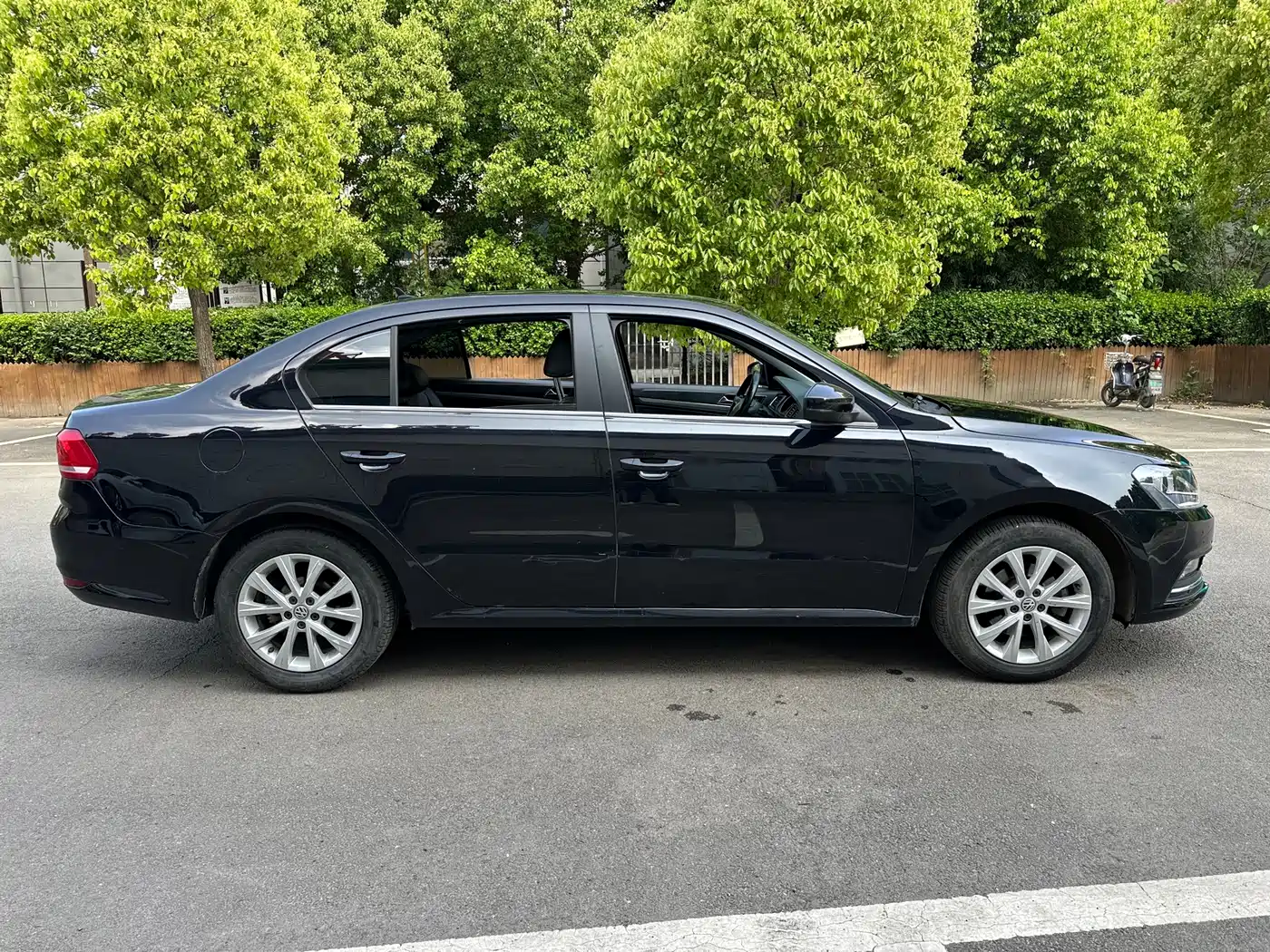 Volkswagen Lavida 2015 1.6L Automatic Comfort Edition фото 4