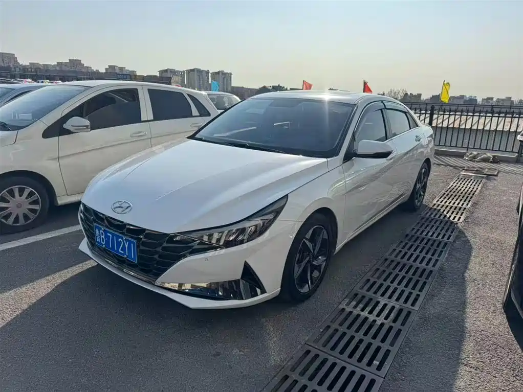 HYUNDAI ELANTRA