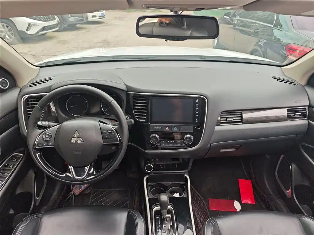 MITSUBISHI OUTLANDER