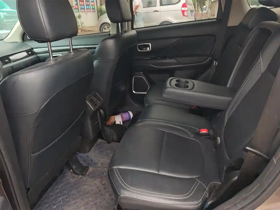 Mitsubishi Outlander 2020 2.0L 2WD Premium 5-seater фото 11