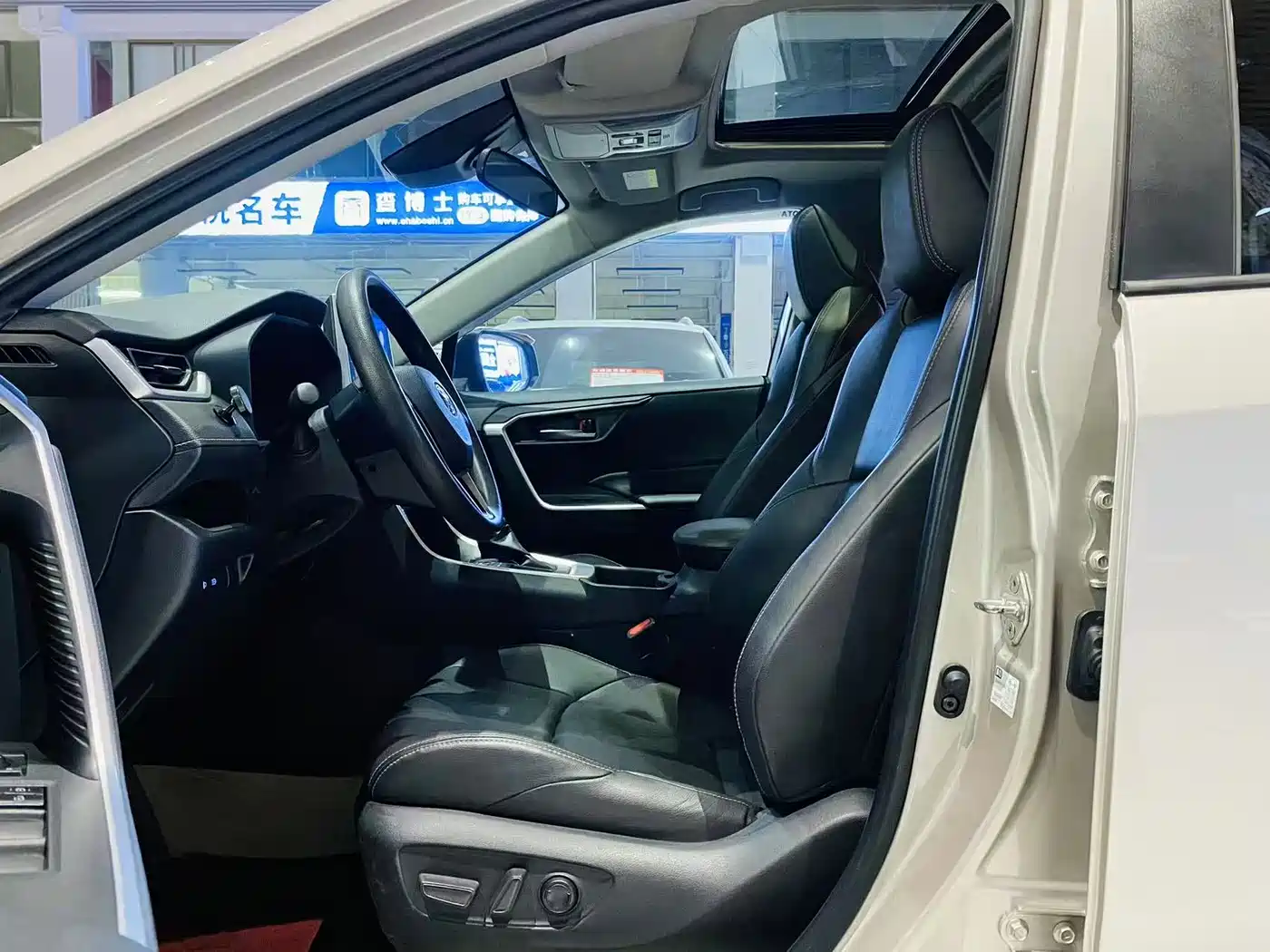 Toyota Wildlander 2021 2.0L CVT 2WD Luxury Edition фото 14