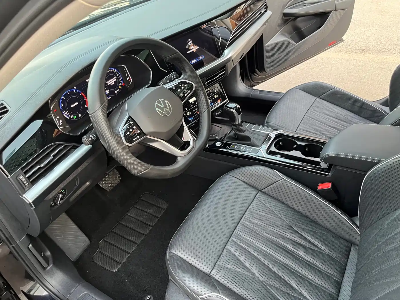 Volkswagen Passat 2022 330TSI Starlight Luxury Edition фото 6