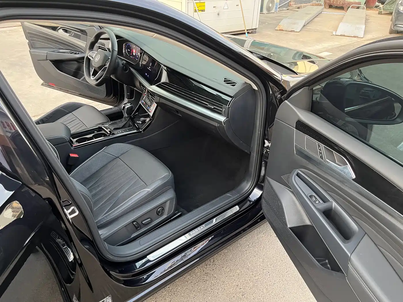 Volkswagen Passat 2022 330TSI Starlight Luxury Edition фото 15