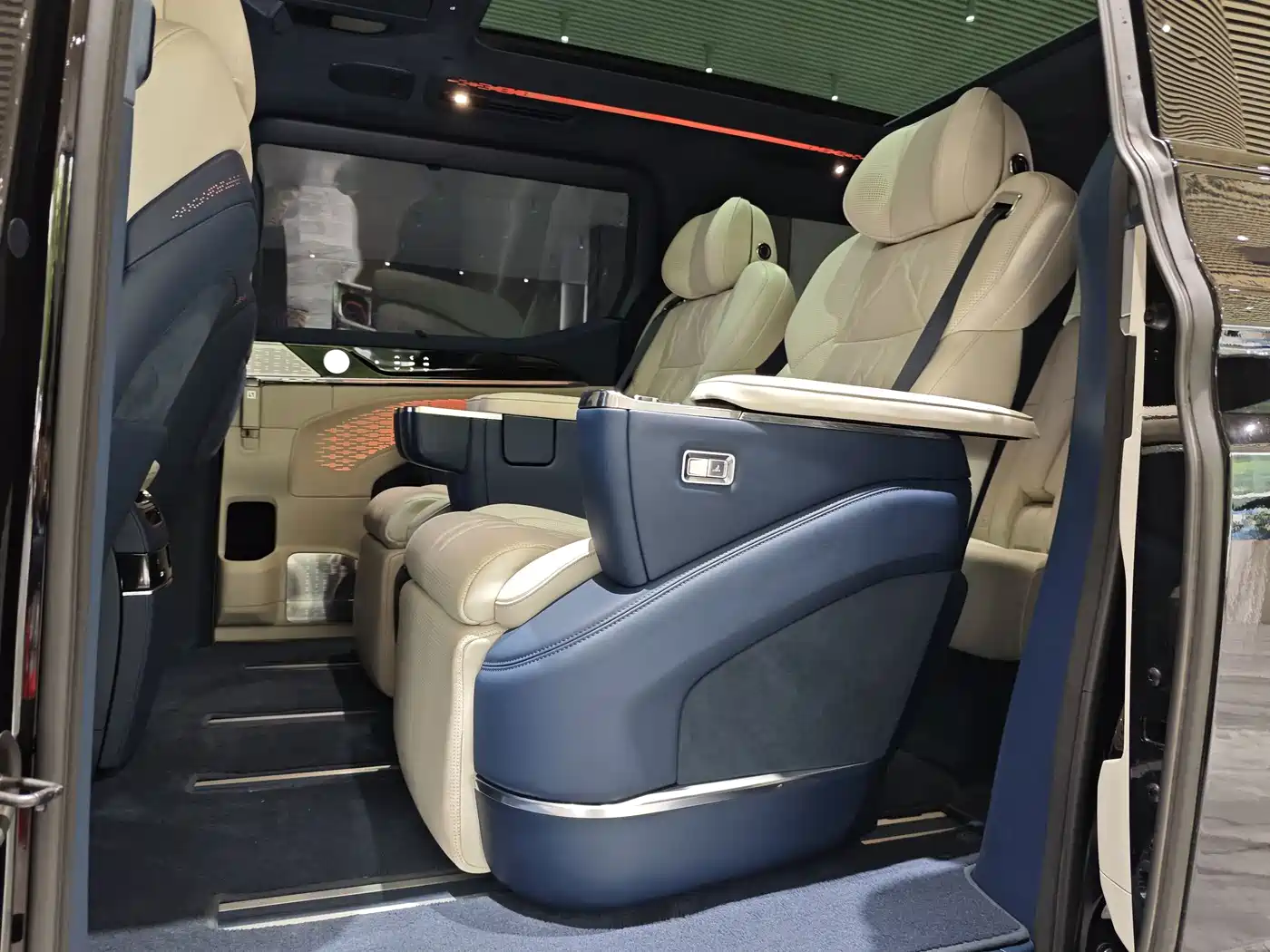 ZEEKR 009 2025 2024 6-seat Executive AWD 108kWh