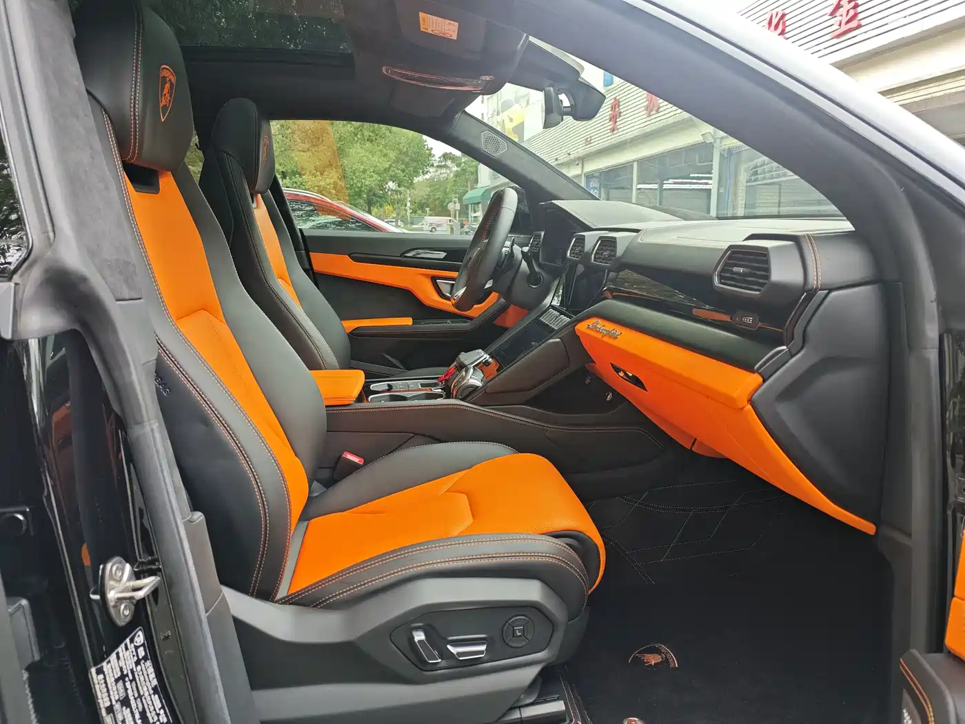 LAMBORGHINI URUS