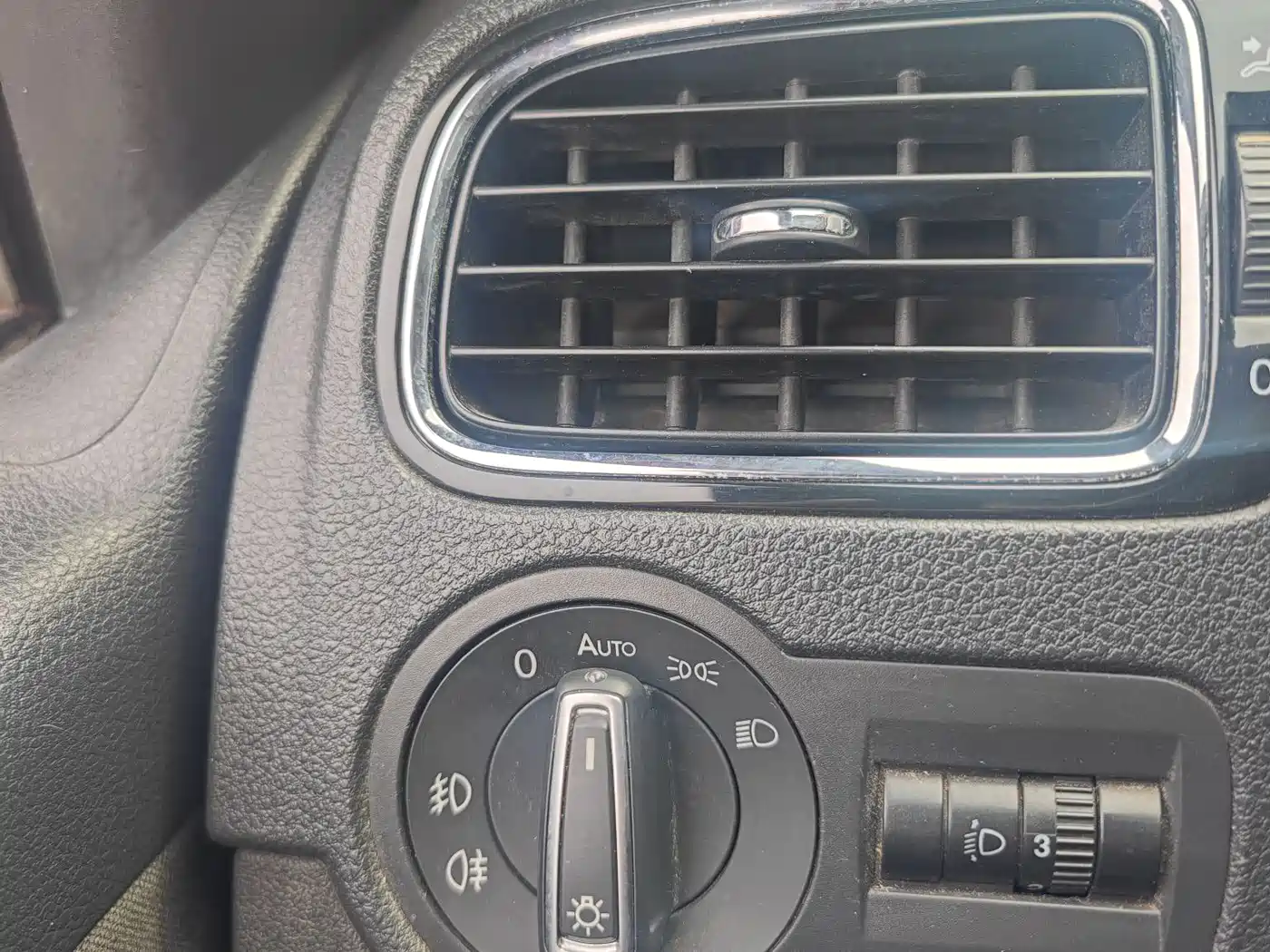 Volkswagen Polo 2011 1.6L Automatic Cool Edition фото 14