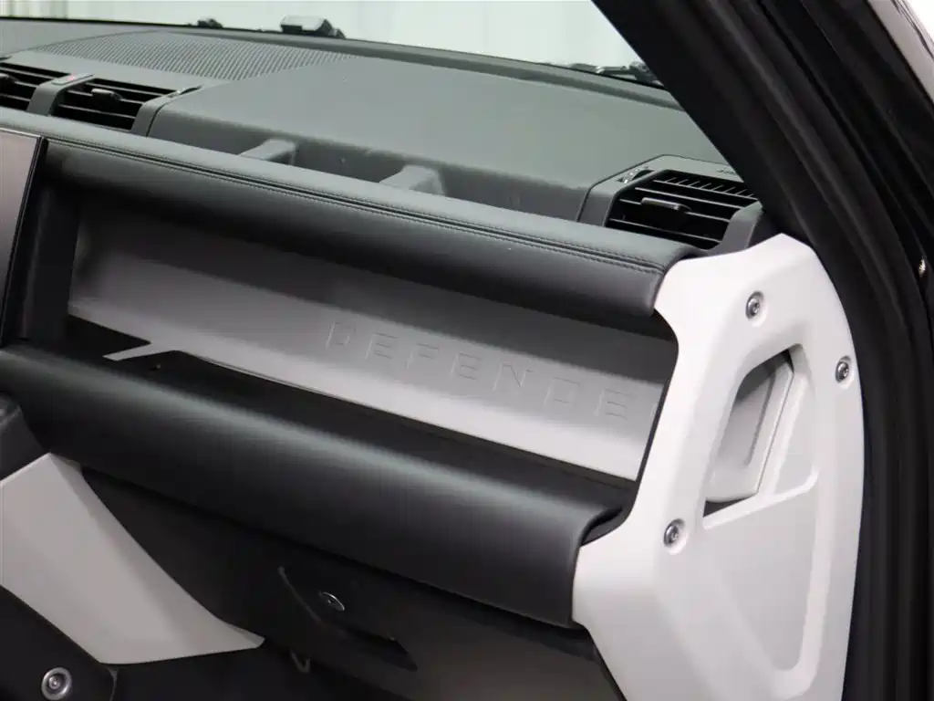 Land Rover Defender 2024 110 3.0T P400 XS фото 26