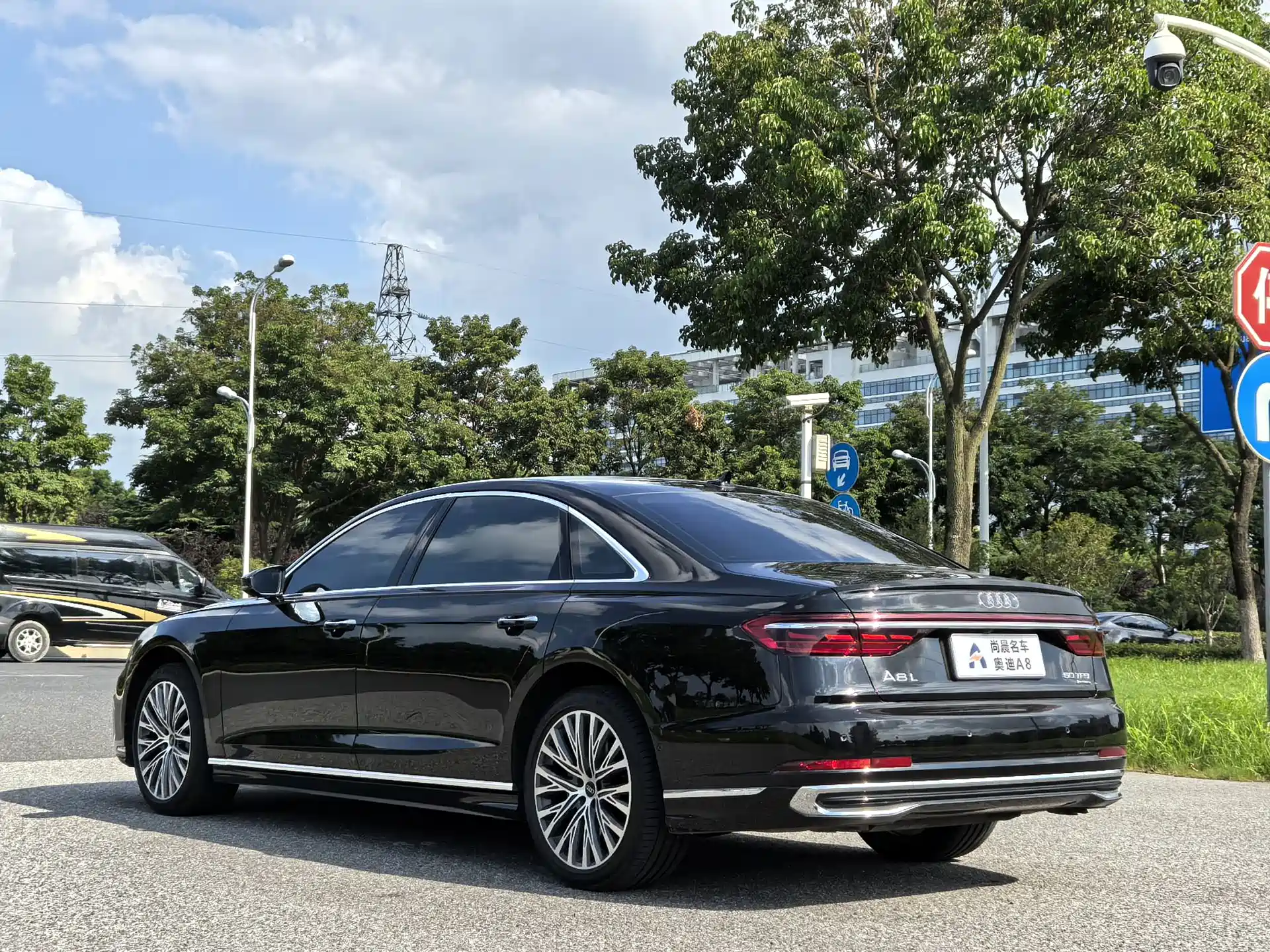 Photo 8 - Audi A8