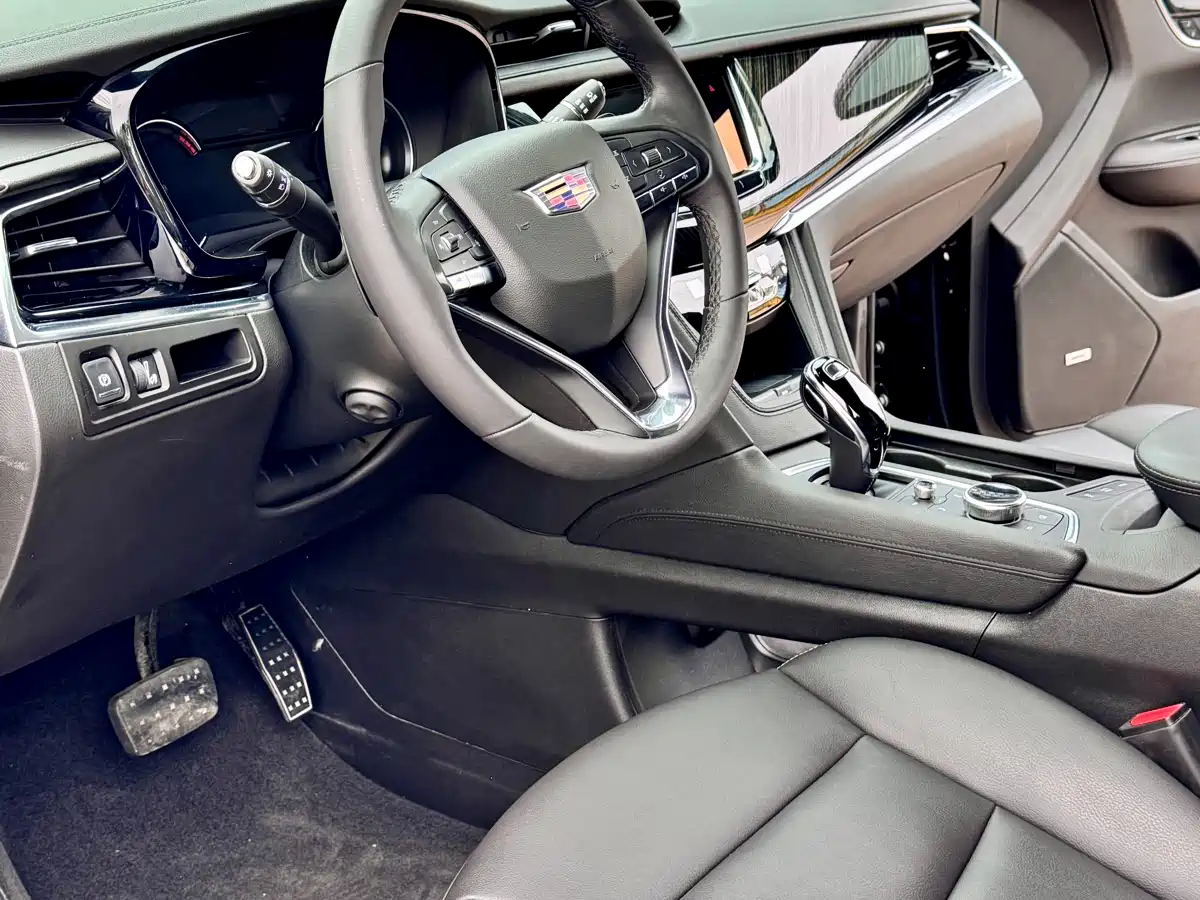 CADILLAC XT6