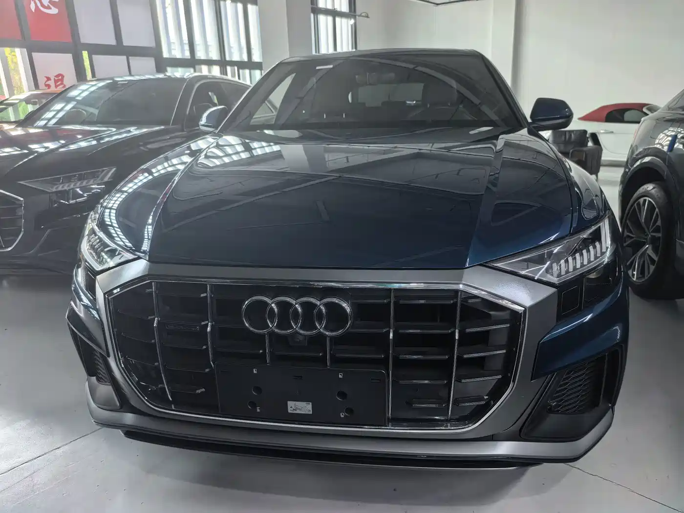 Фото 2 - Audi Q8