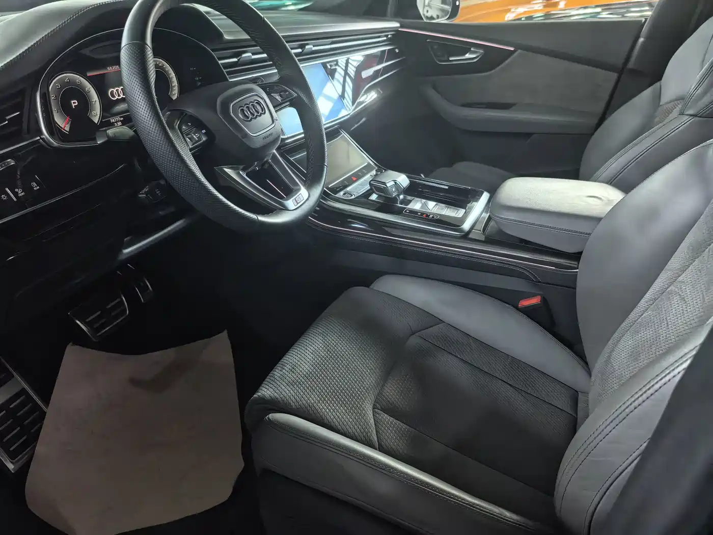 Фото 4 - Audi Q8