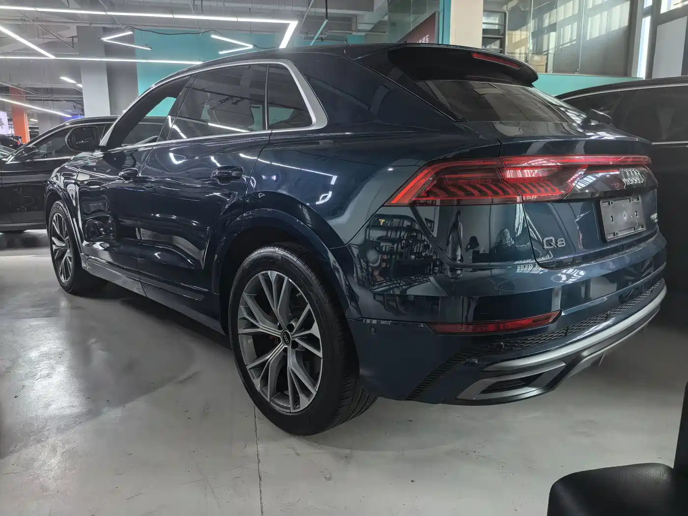 Фото 10 - Audi Q8