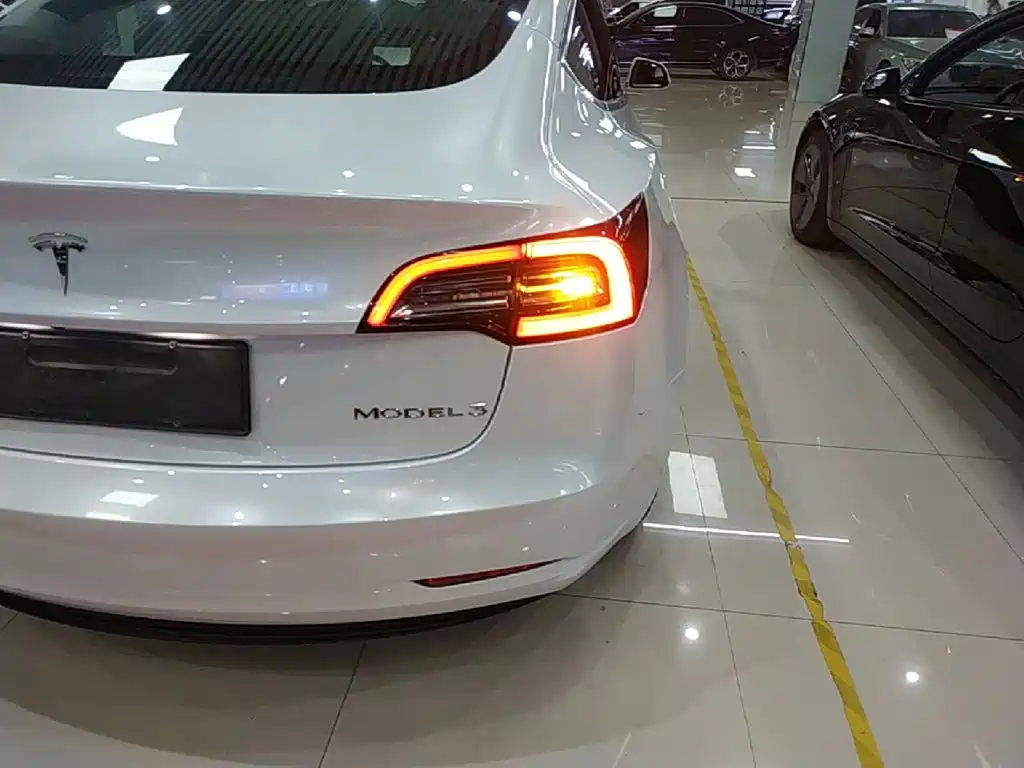 Фото 8 - Tesla Model 3
