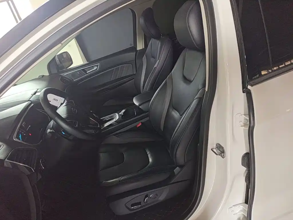 Photo 15 - Ford Edge