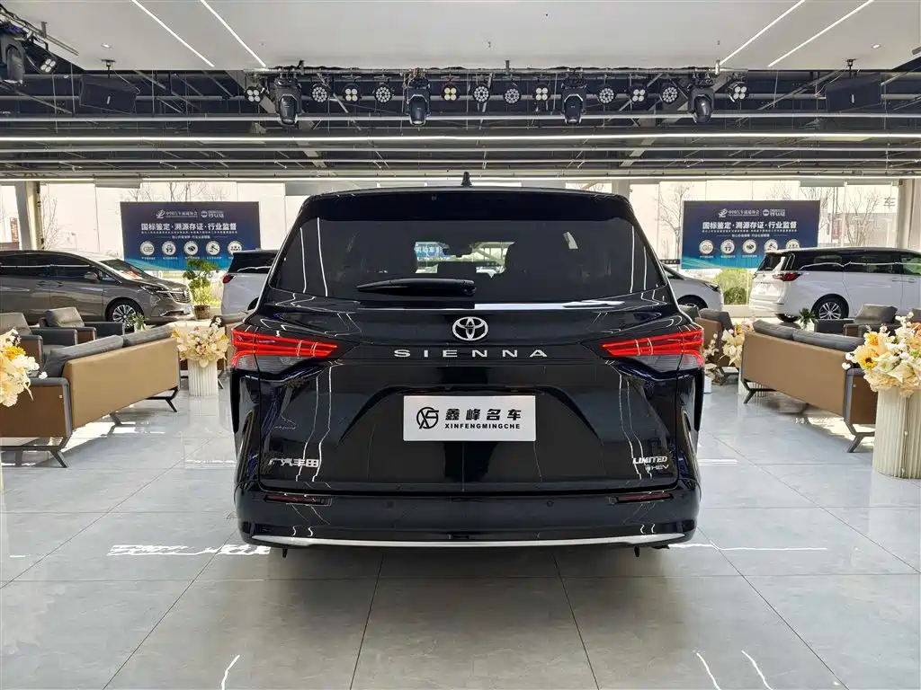 Toyota Sienna 2024 2.5L Hybrid Premium Edition фото 31