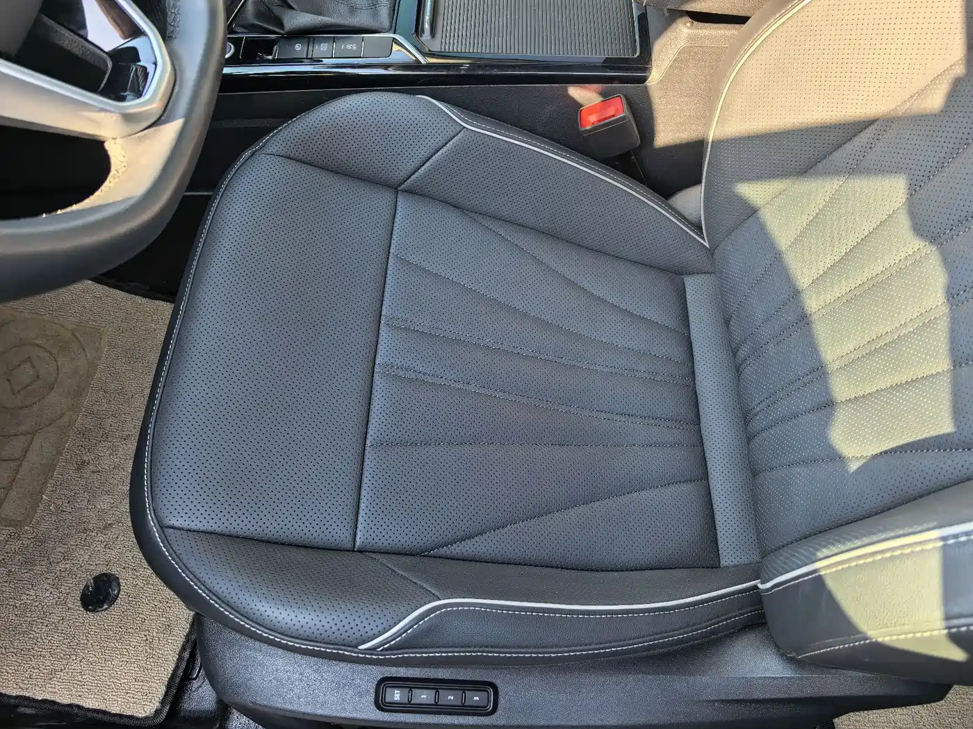 Volkswagen Passat 2024 280TSI Elite Edition фото 25