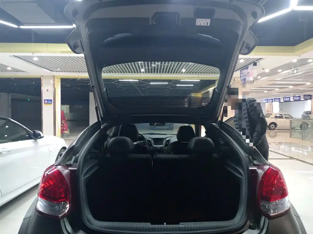 Hyundai Veloster 2015 1.6T Automatic Luxury Edition фото 19