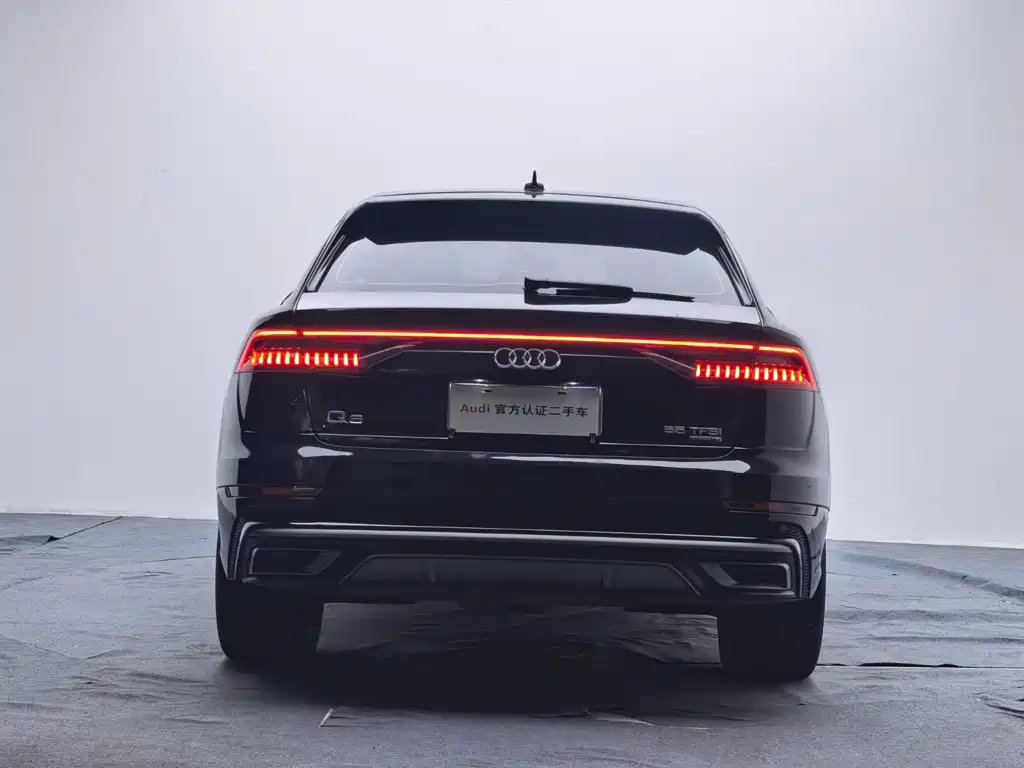 Photo 6 - Audi Q8