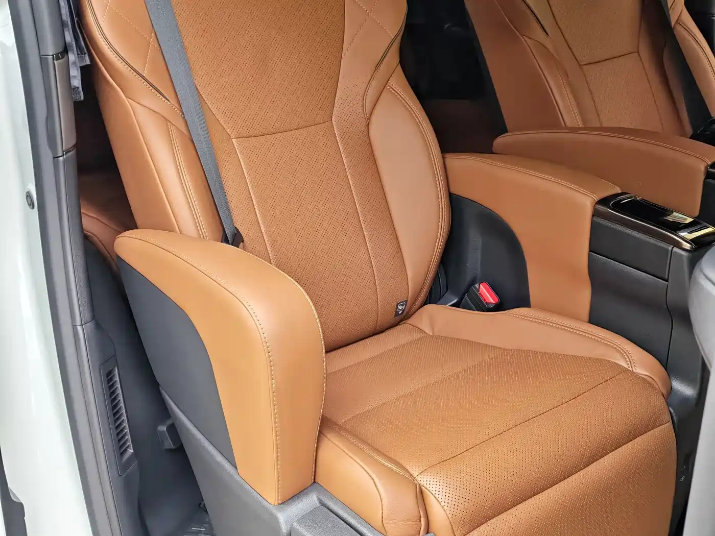 Toyota Vellfire 2025 Crown Hybrid 2.5L Ink Gold Executive Edition фото 9