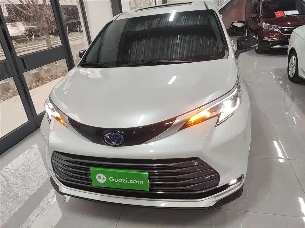 Toyota Sienna 2023 2.5L Hybrid Luxury Edition фото 3