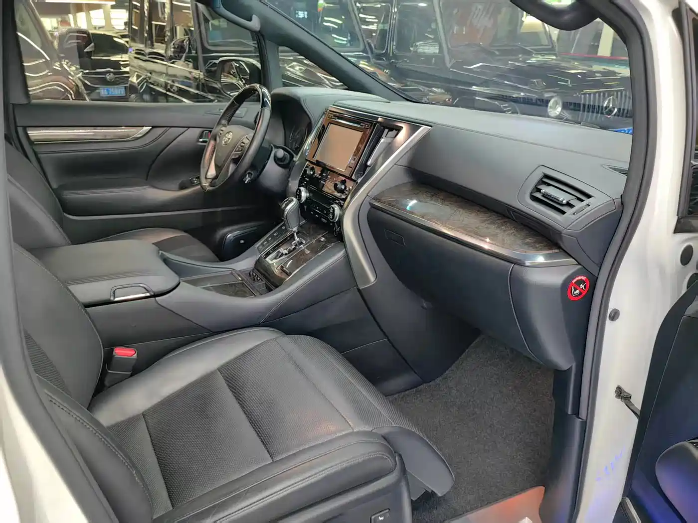 Toyota Vellfire 2019 Hybrid 2.5L HV Premium Edition фото 4