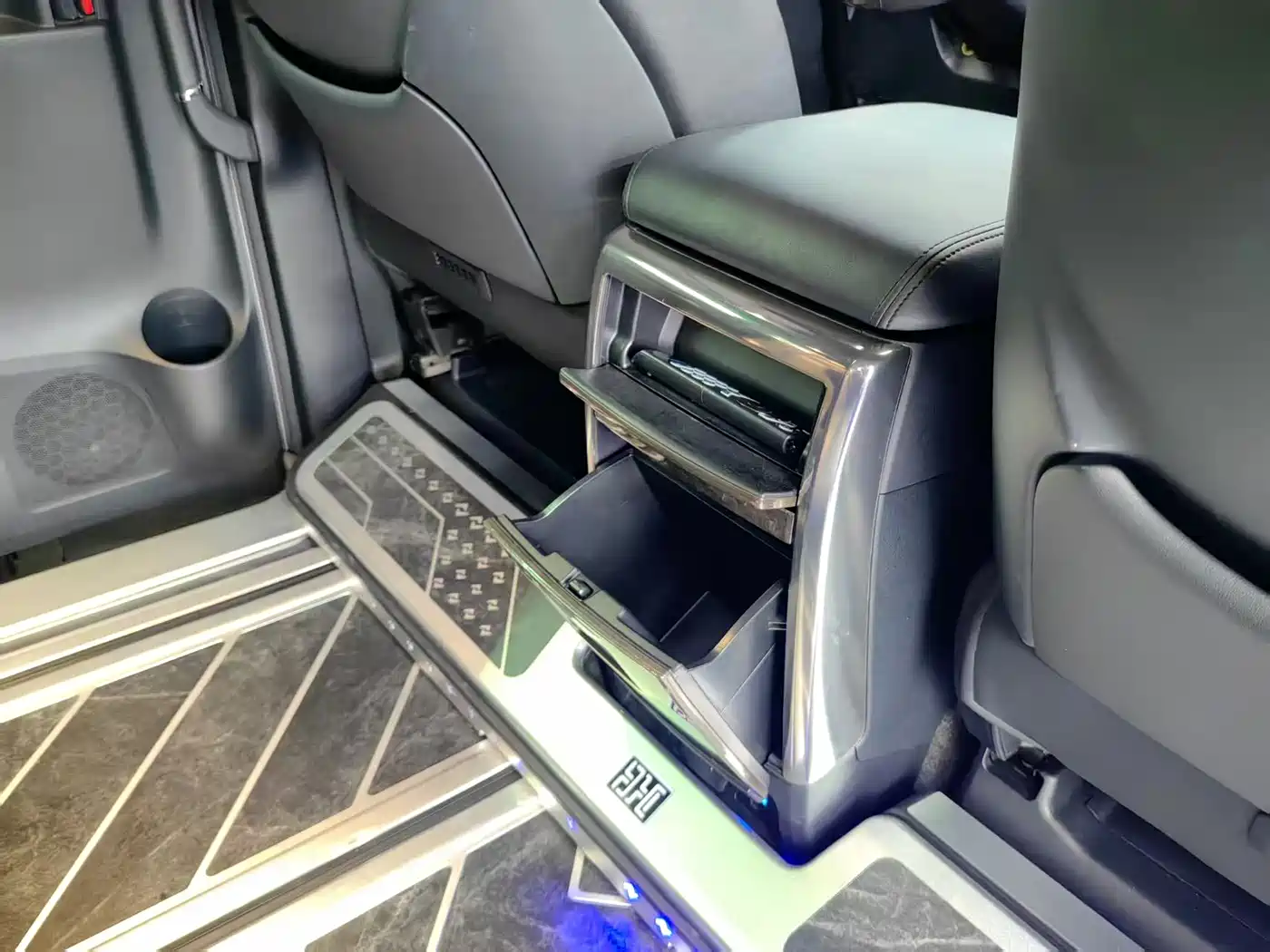 Toyota Vellfire 2019 Hybrid 2.5L HV Premium Edition фото 12